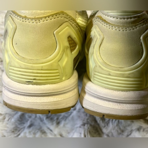 Athletic_Shoes